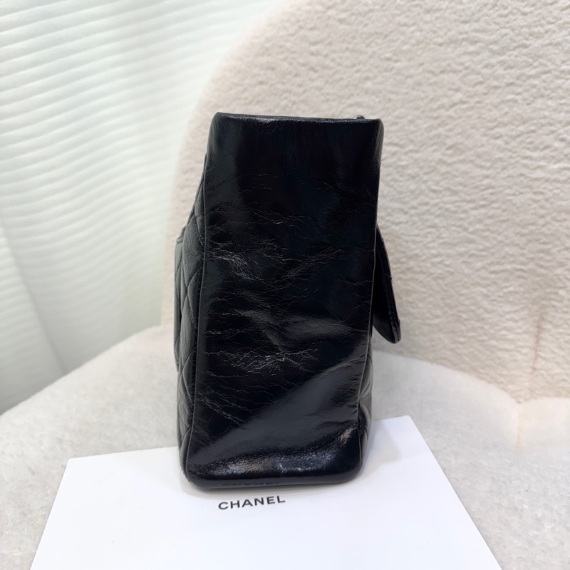 香奈兒CHANEL黑色油蠟牛皮銀釦孟買系列肩背包A92373 復古帥氣大容量流浪包 🖤-10