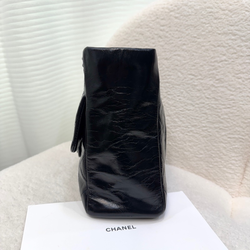 香奈兒CHANEL黑色油蠟牛皮銀釦孟買系列肩背包A92373 復古帥氣大容量流浪包 🖤-11