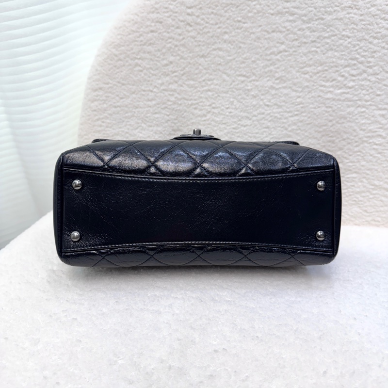 香奈兒CHANEL黑色油蠟牛皮銀釦孟買系列肩背包A92373 復古帥氣大容量流浪包 🖤-12