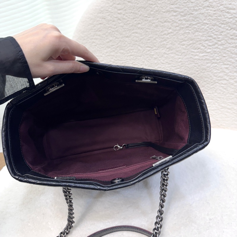 香奈兒CHANEL黑色油蠟牛皮銀釦孟買系列肩背包A92373 復古帥氣大容量流浪包 🖤-13