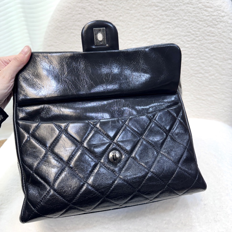 香奈兒CHANEL黑色油蠟牛皮銀釦孟買系列肩背包A92373 復古帥氣大容量流浪包 🖤-17