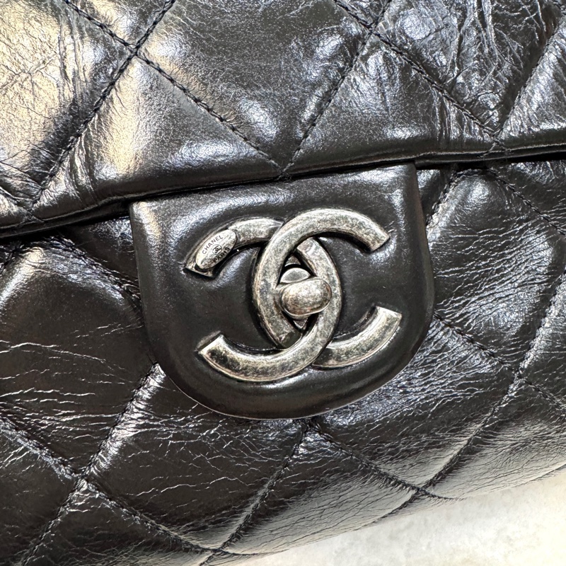香奈兒CHANEL黑色油蠟牛皮銀釦孟買系列肩背包A92373 復古帥氣大容量流浪包 🖤-18