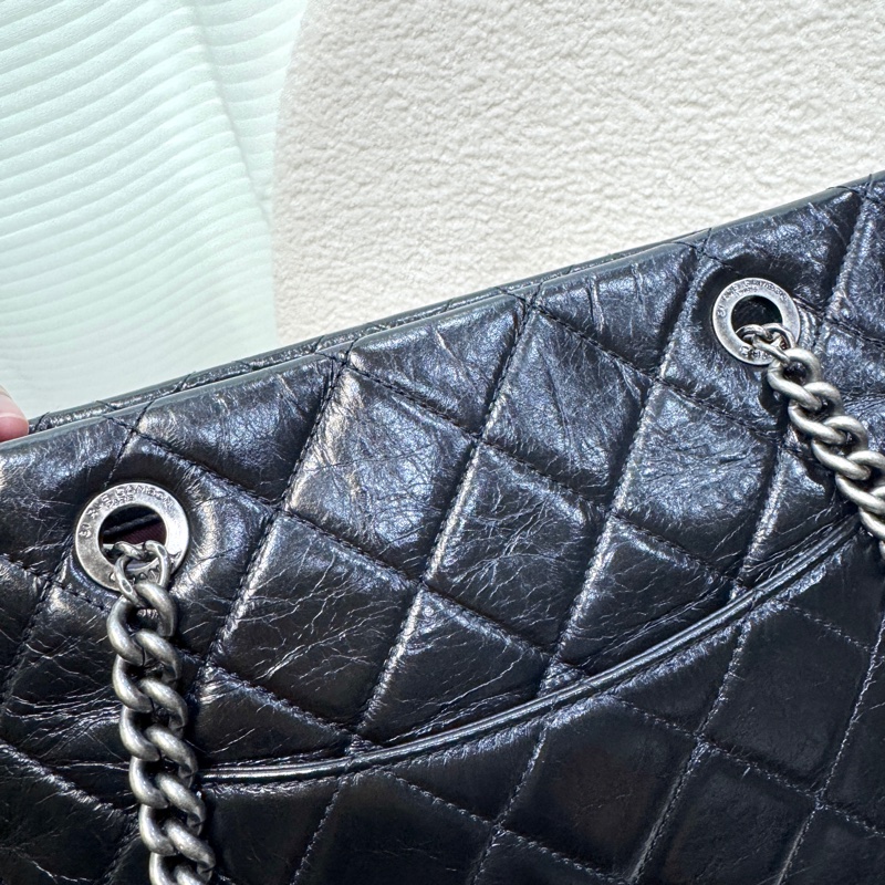 香奈兒CHANEL黑色油蠟牛皮銀釦孟買系列肩背包A92373 復古帥氣大容量流浪包 🖤-20