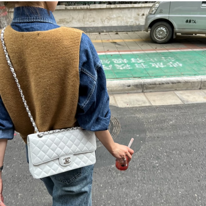 香奈兒CF25 CHANEL白色牛皮銀釦Classic Flap 25公分雙蓋口蓋包A01112 絕美現貨仙女包 🤍-8