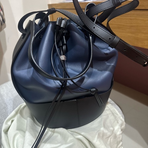 Loewe 中號氣球包深藍配黑
