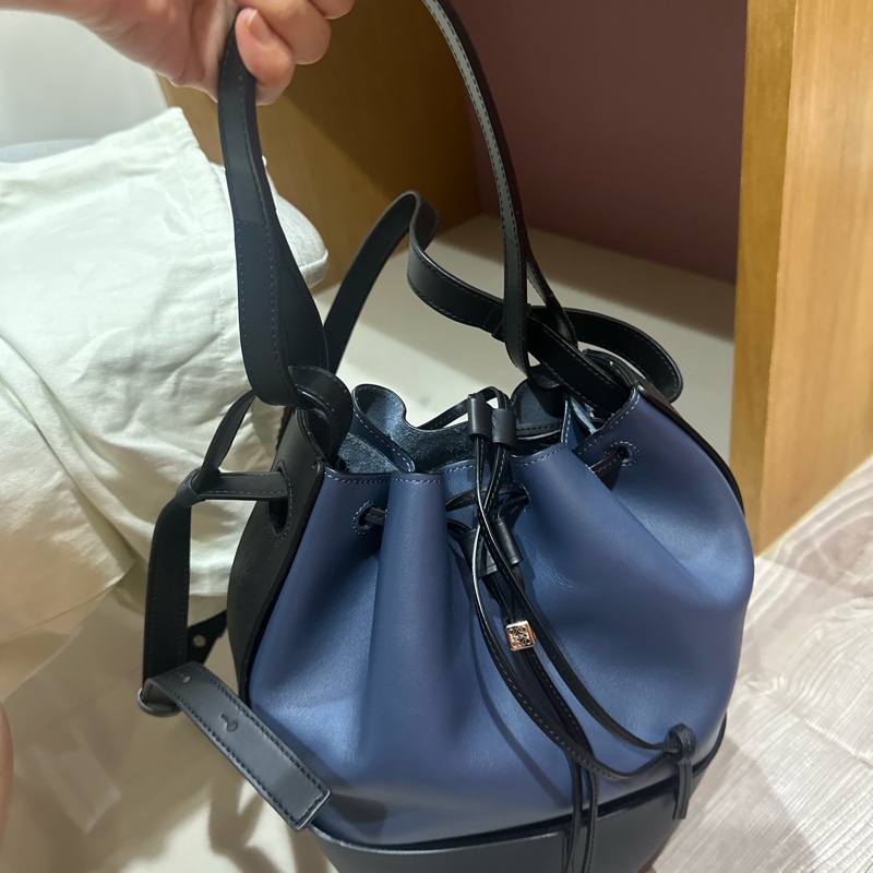 Loewe 中號氣球包深藍配黑-3
