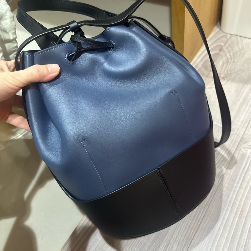 Loewe 中號氣球包深藍配黑-4