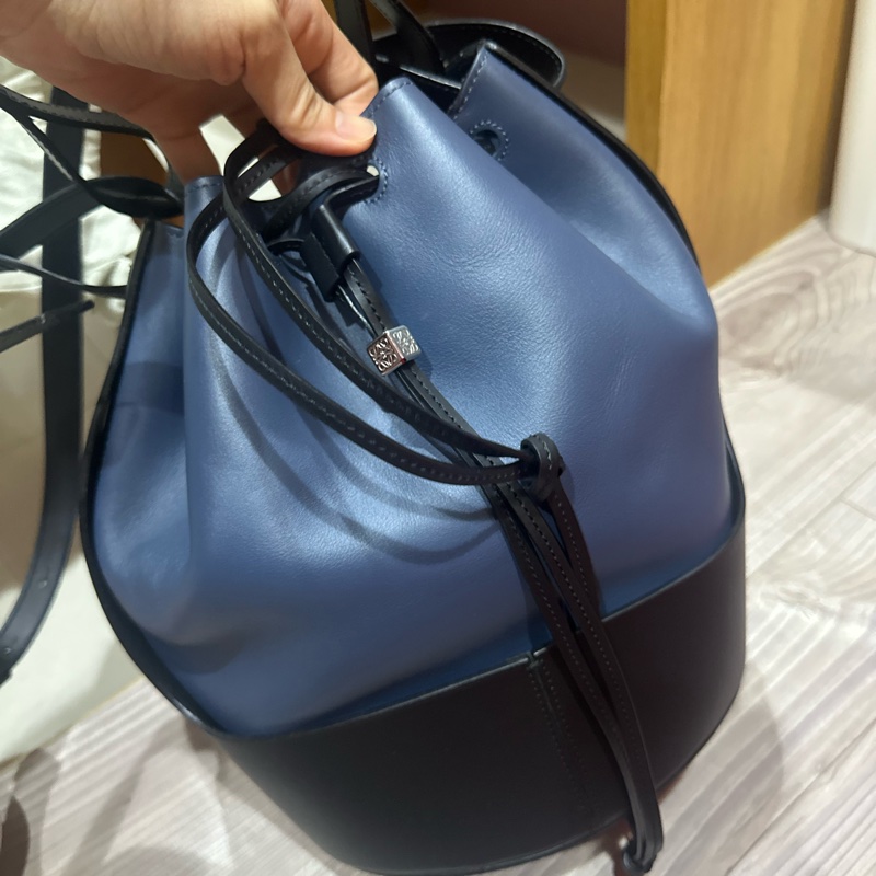 Loewe 中號氣球包深藍配黑-5