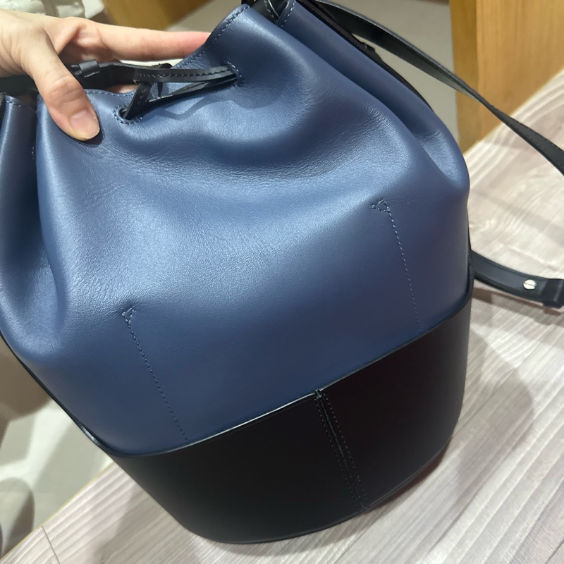 Loewe 中號氣球包深藍配黑-6
