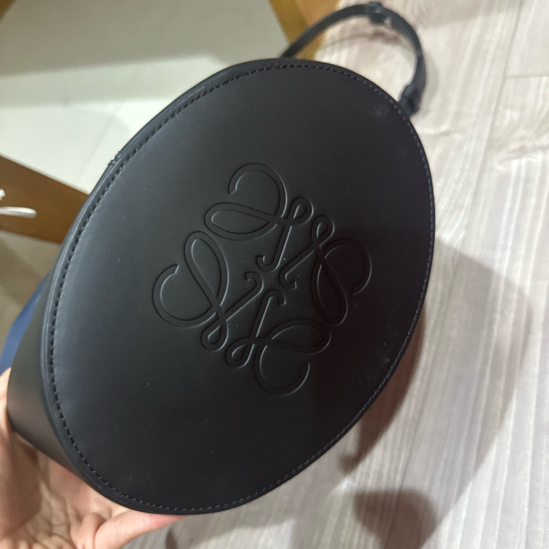 Loewe 中號氣球包深藍配黑-7