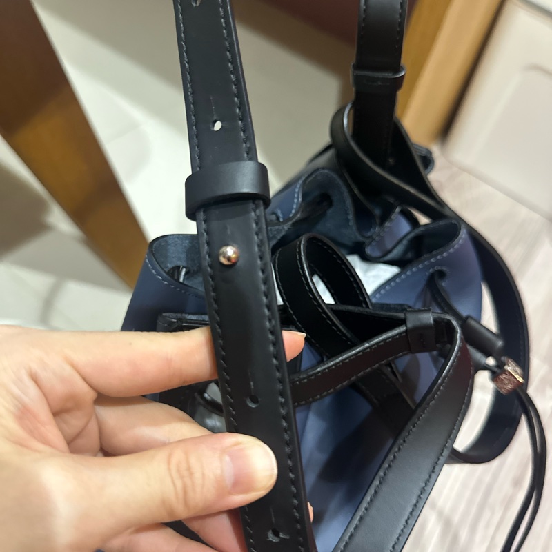 Loewe 中號氣球包深藍配黑-14