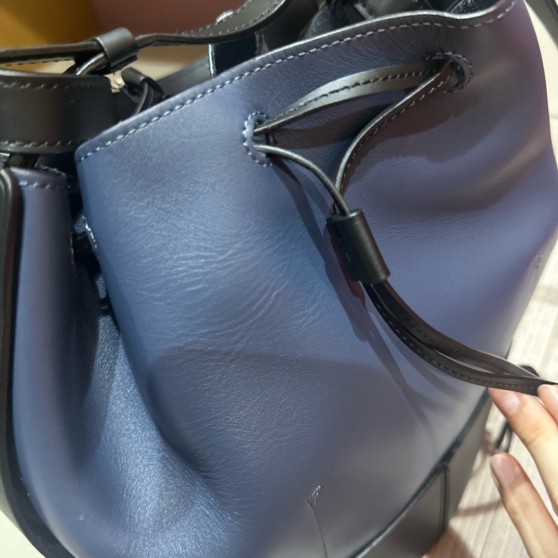 Loewe 中號氣球包深藍配黑-16