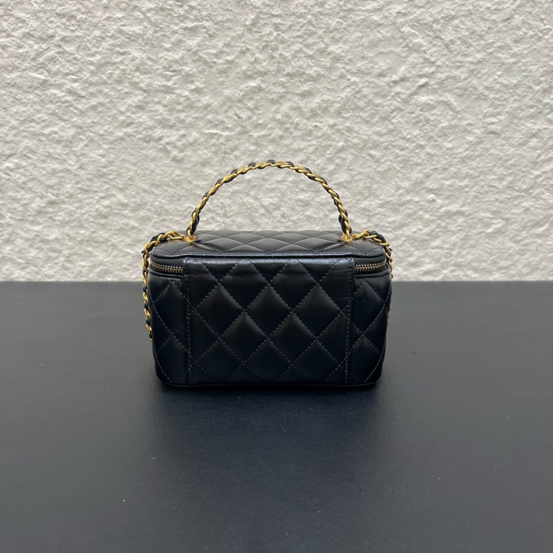 Chanel香奈兒23P 小牛皮黑金鏤空字母手柄長盒子鏈條包-1