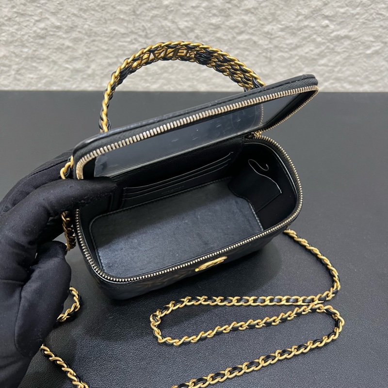 Chanel香奈兒23P 小牛皮黑金鏤空字母手柄長盒子鏈條包-9