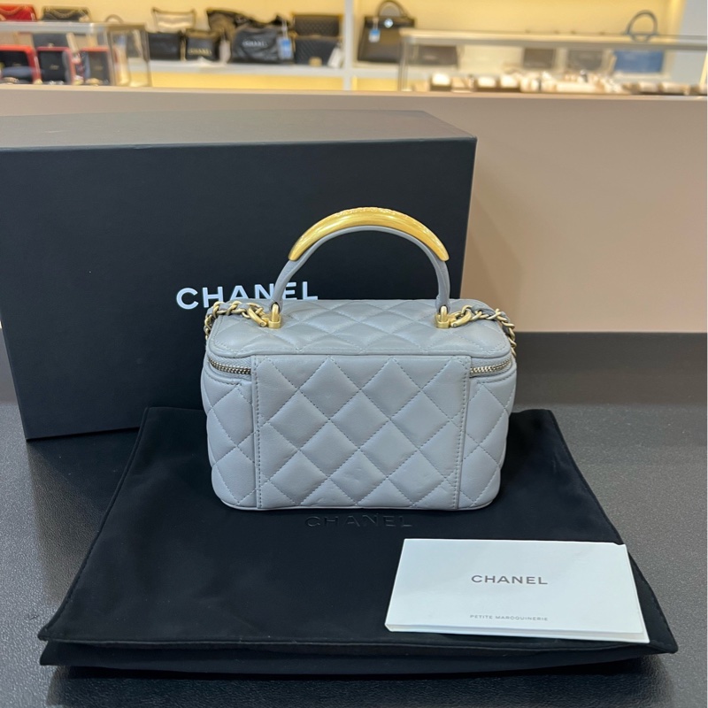 98新Chanel香奈兒羊皮灰色金屬手柄 22B盒子包化妝包-1