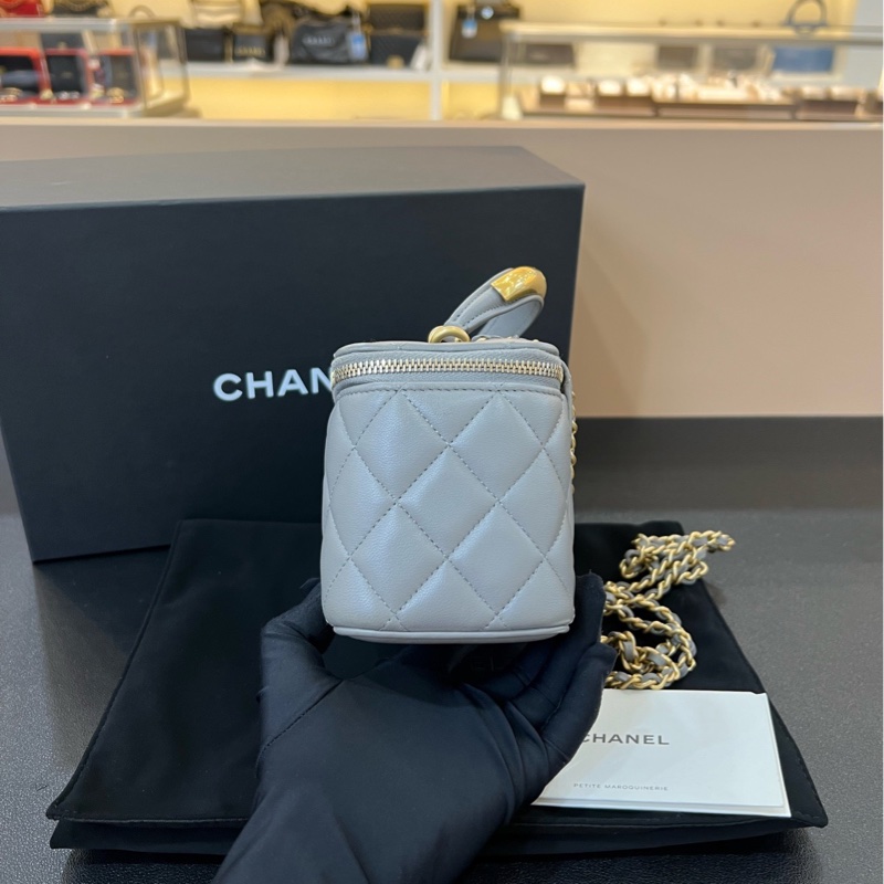 98新Chanel香奈兒羊皮灰色金屬手柄 22B盒子包化妝包-3