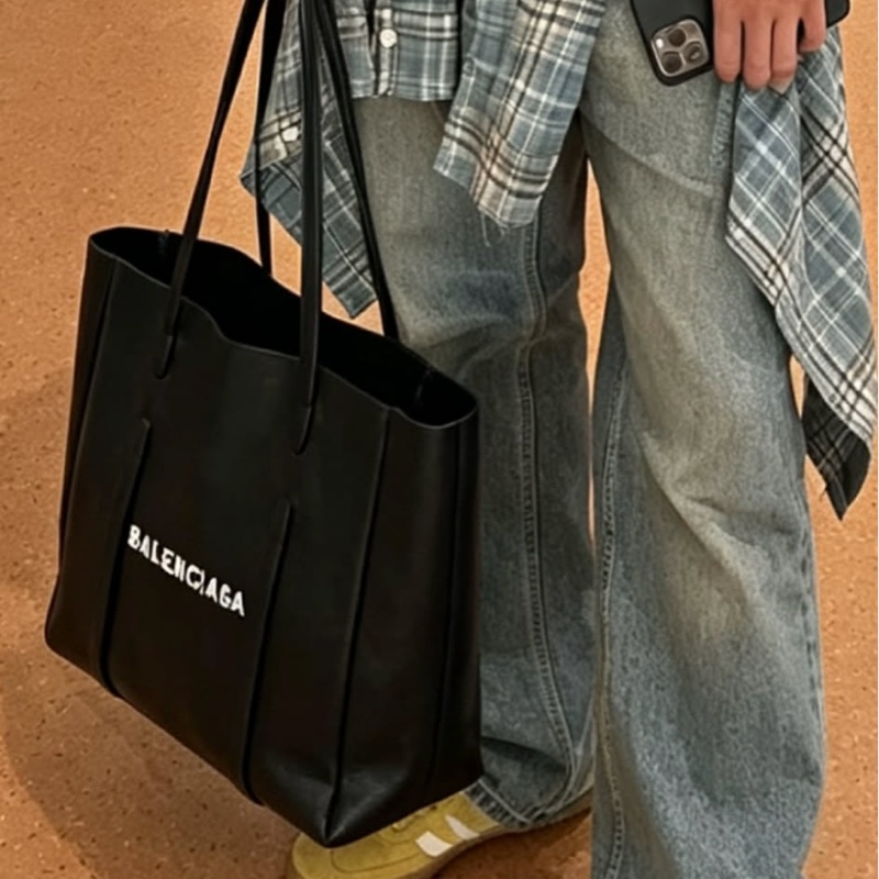 Balenciaga巴黎世家經典黑牛皮Logo標誌托特包-1