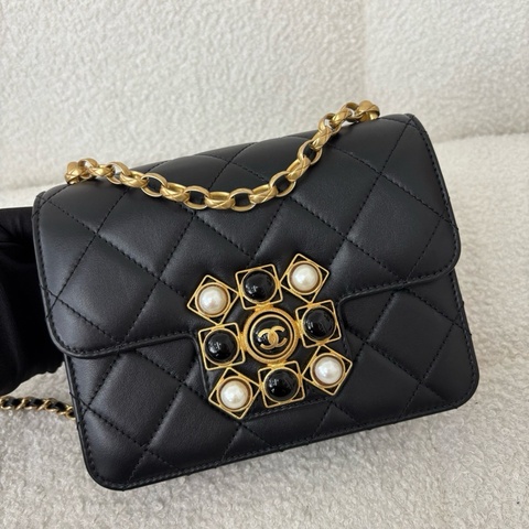 99新✨Chanel香奈兒 巴洛克扣牛皮珍珠小方包斜挎包 金扣30開💛正品