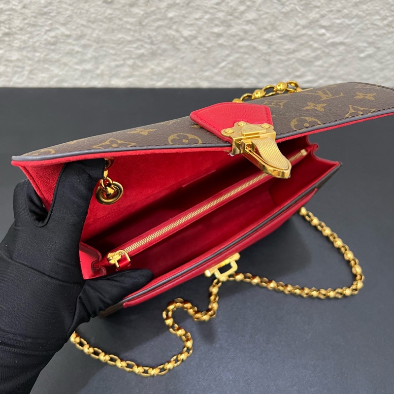 LV路易威登經典老花紅色Victoire維多利亞鏈條包-6