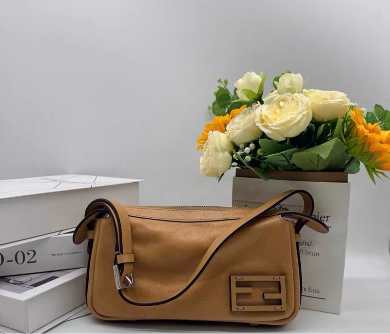 Fendi 芬迪 奶茶棕Simply腋下包 21cm-0