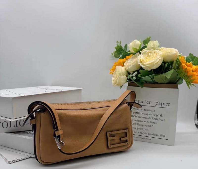 Fendi 芬迪 奶茶棕Simply腋下包 21cm-1