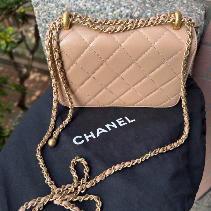 二手CHANEL奶茶色亮面小牛皮復古金扣雙珠鏈條斜背肩背迷你翻蓋包woc AS2615-1