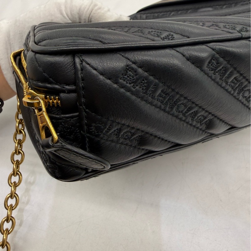 巴黎世家黑金壓紋相機包 18cm-3