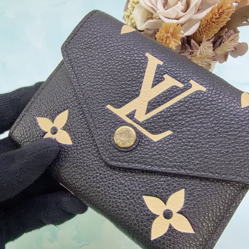 LV Victorine粒面雙色三折短夾-6