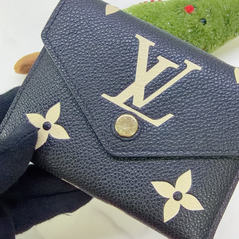 LV Victorine雙色壓紋三折短夾-6