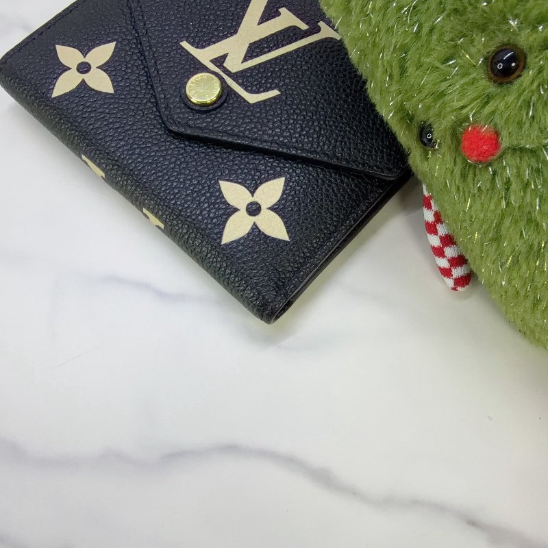 LV Victorine雙色壓紋三折短夾-8