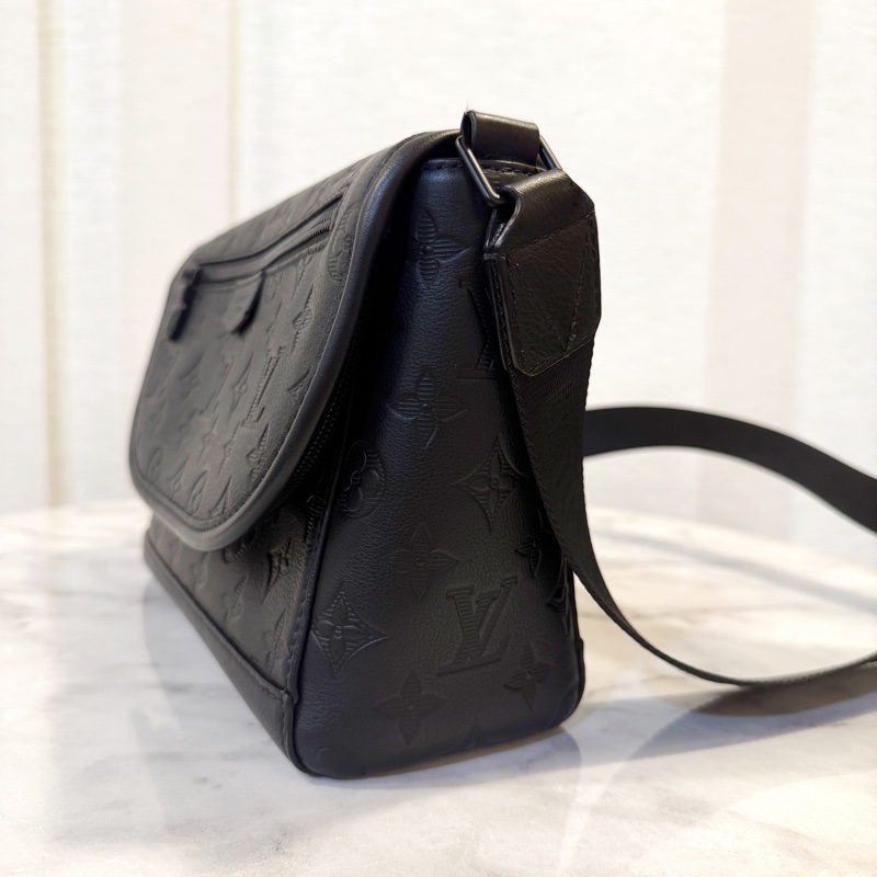 LV 黑牛皮壓紋pulse messenger斜背包-1