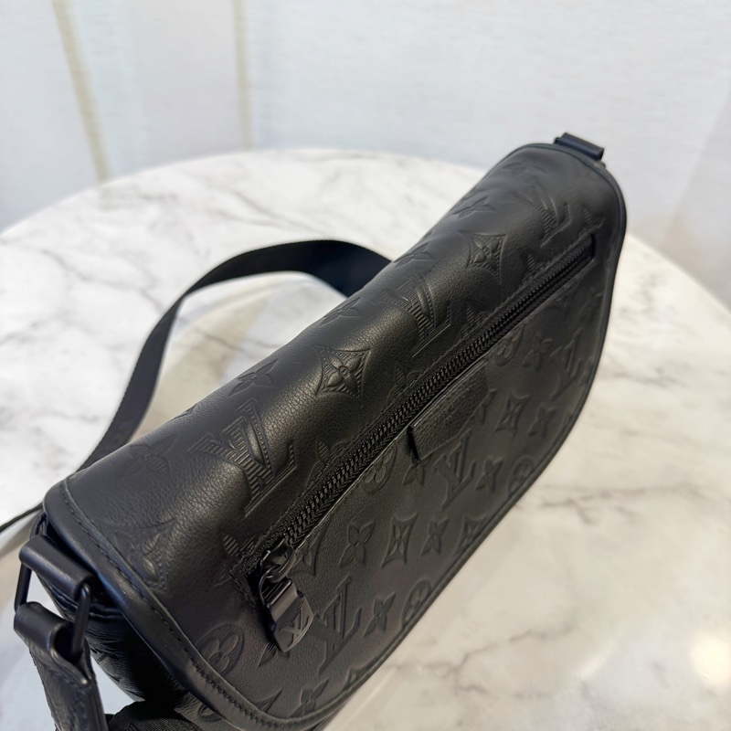 LV 黑牛皮壓紋pulse messenger斜背包-4