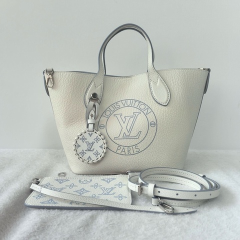 98新✨LOUIS VUITTON Blossom PM 可拆卸可調節肩帶字母穿孔徽標 皮革 月光女神單肩斜挎手提包 小號 銀扣 女款 白色❤️正品