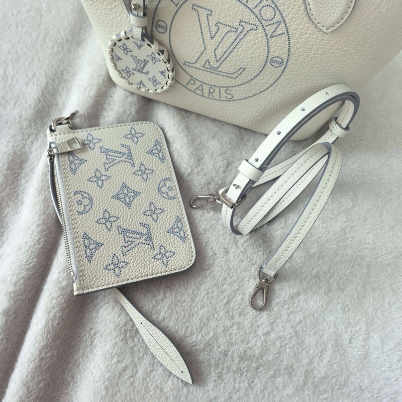 98新✨LOUIS VUITTON Blossom PM 可拆卸可調節肩帶字母穿孔徽標 皮革 月光女神單肩斜挎手提包 小號 銀扣 女款 白色❤️正品-6