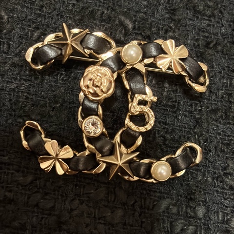 CHANEL經典皮穿鍊胸針