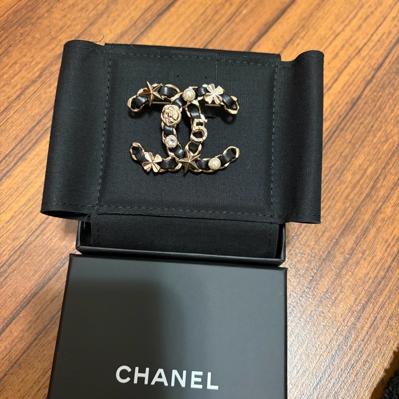 CHANEL經典皮穿鍊胸針-1