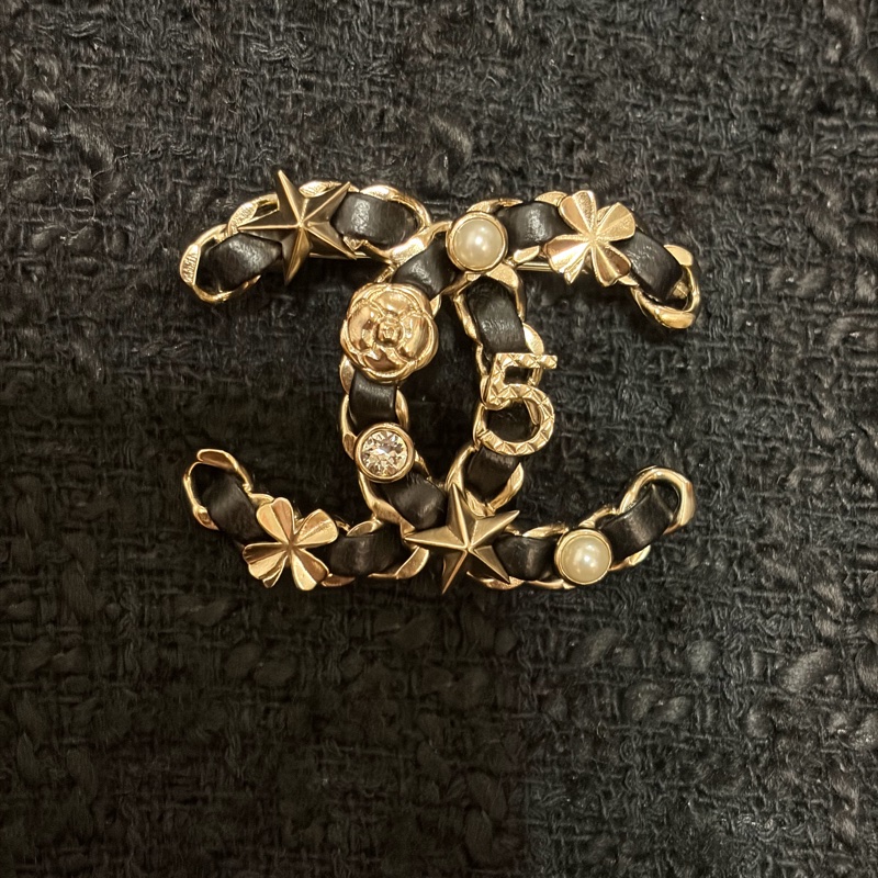 CHANEL經典皮穿鍊胸針-4