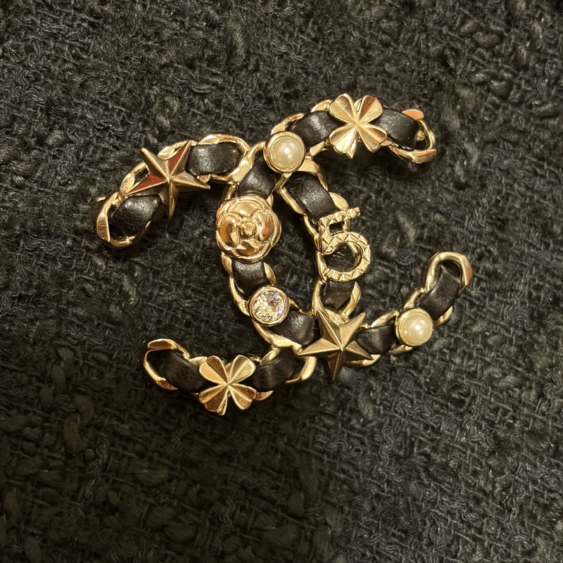 CHANEL經典皮穿鍊胸針-5