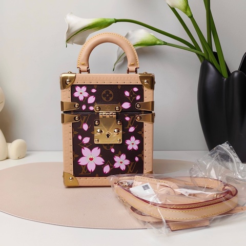 🌸閒置新✨ LV/路易威登 x 村上隆 聯名款 CAMERA BOX 櫻花系列 金屬件 S-lock 鎖扣可拆卸可調節肩帶 Monogram 塗層帆布 單肩斜挎手提包 女款 棕色 金扣 長17.5cm❤️正品