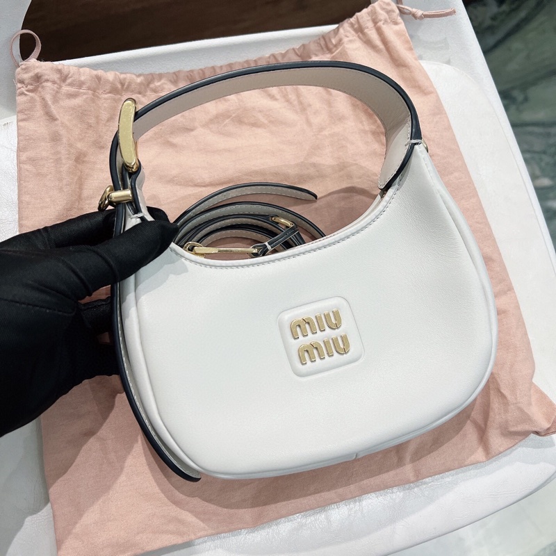99.8新Miumiu繆繆~Hobo 白色皮革金扣腋下包肩背包-0