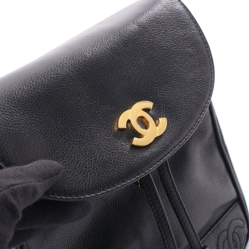 香奈兒 (CHANEL) 三重 COCO 標誌雙肩包,粒面小牛皮,黑色,金色五金,二手 CC-7