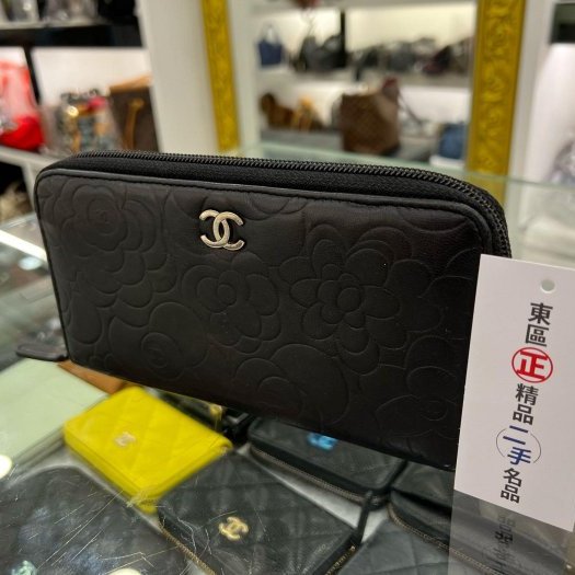 東區正精品㊣CHANEL 香奈兒黑色羊皮山茶花壓紋銀釦ㄇ字拉鍊長夾皮夾 RZ4726-1