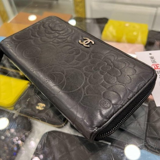 東區正精品㊣CHANEL 香奈兒黑色羊皮山茶花壓紋銀釦ㄇ字拉鍊長夾皮夾 RZ4726-7