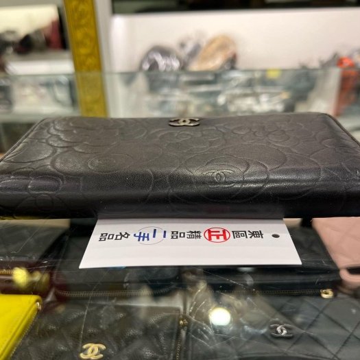 東區正精品㊣CHANEL 香奈兒黑色羊皮山茶花壓紋銀釦ㄇ字拉鍊長夾皮夾 RZ4726-9