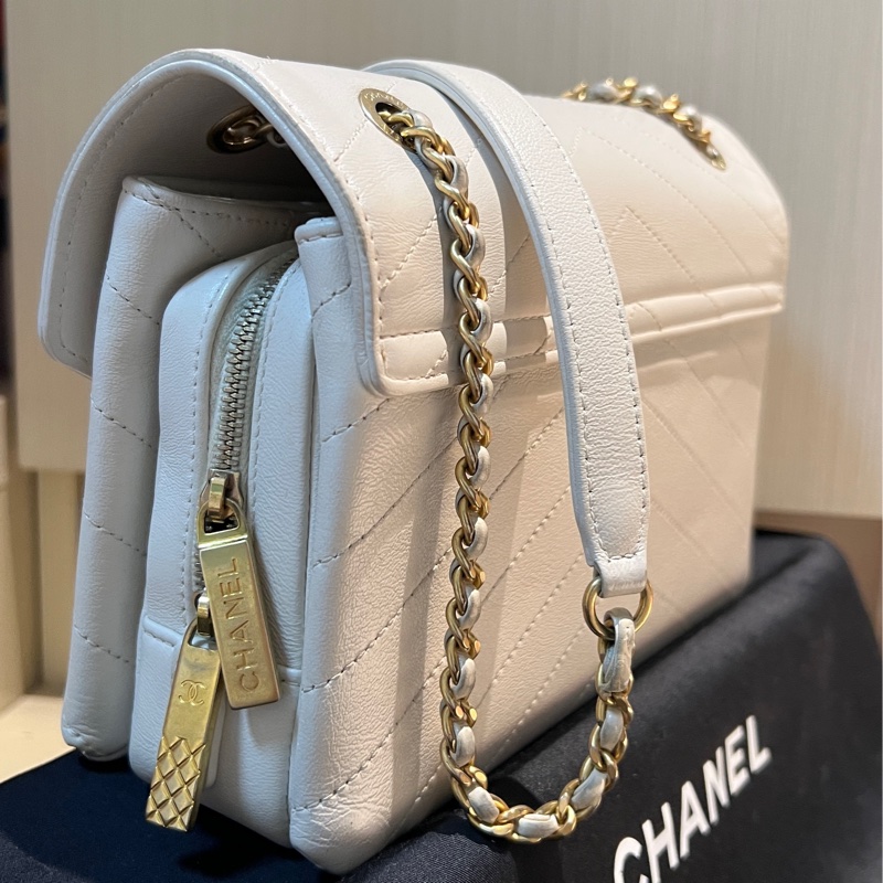 🏷️香奈兒 CHANEL V紋信封口蓋包白色牛皮25開金釦肩背包-2
