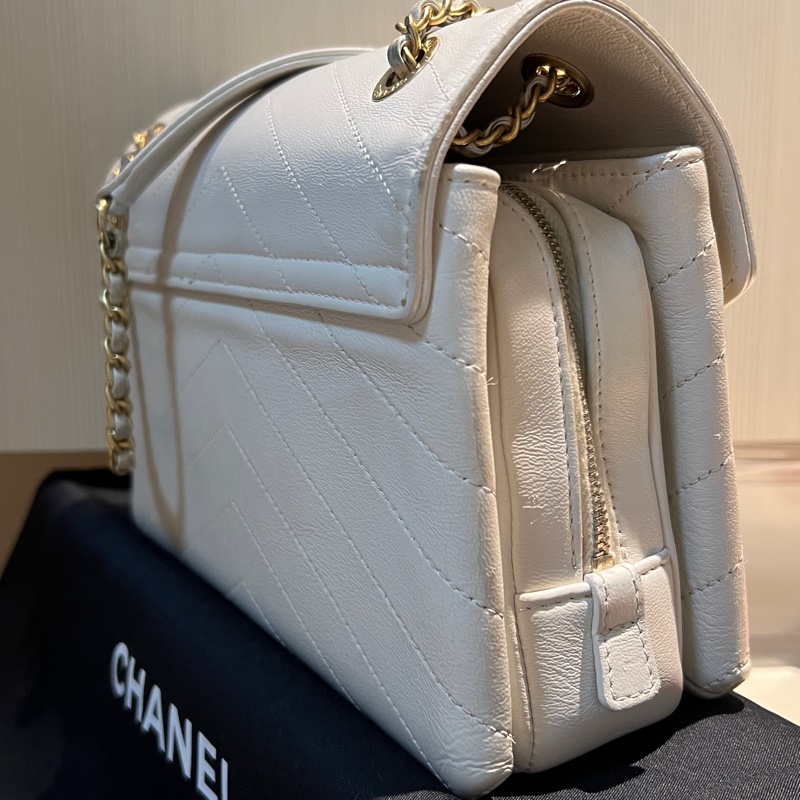 🏷️香奈兒 CHANEL V紋信封口蓋包白色牛皮25開金釦肩背包-3