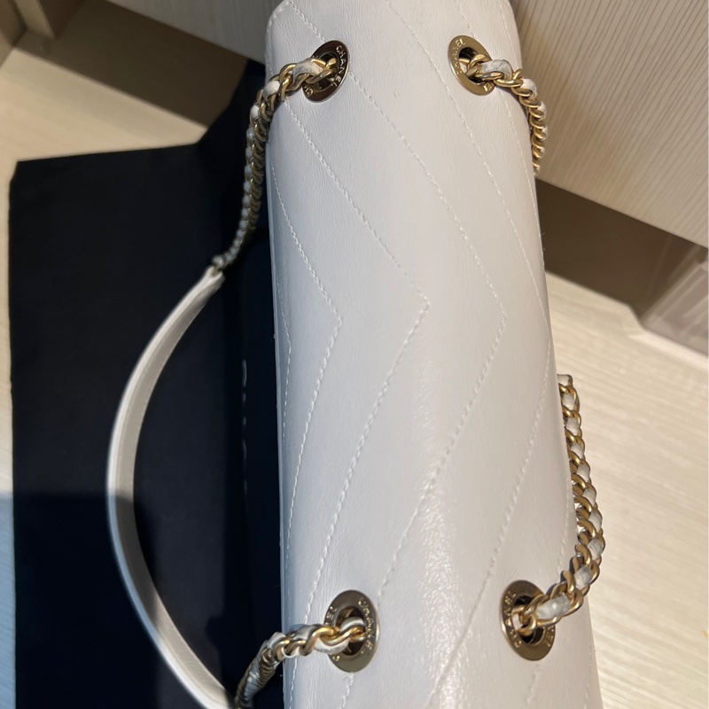 🏷️香奈兒 CHANEL V紋信封口蓋包白色牛皮25開金釦肩背包-4