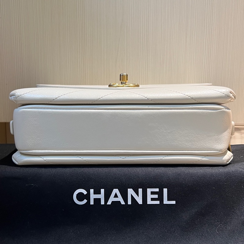 🏷️香奈兒 CHANEL V紋信封口蓋包白色牛皮25開金釦肩背包-5