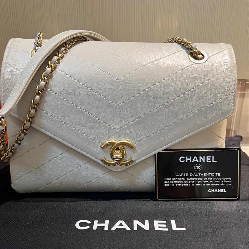 🏷️香奈兒 CHANEL V紋信封口蓋包白色牛皮25開金釦肩背包-6