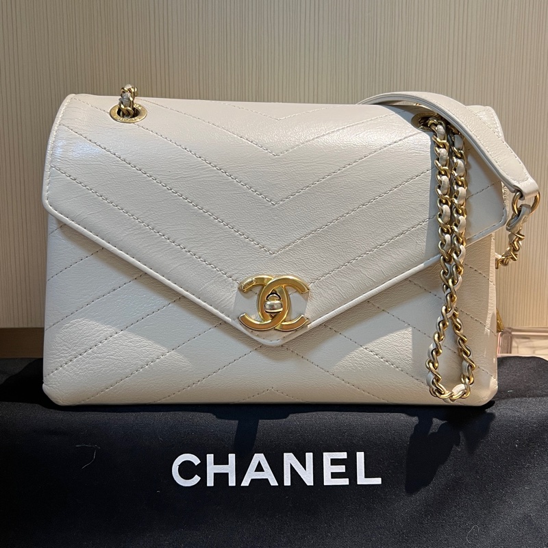 🏷️香奈兒 CHANEL V紋信封口蓋包白色牛皮25開金釦肩背包-7